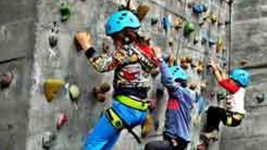 Imagen con varios niños practicando escalada que utiliza la AMZ en el cartel informativo de su escuela.