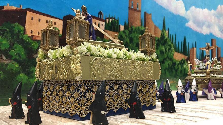 Siete pasos en miniatura procesionan por el salón de una familia trujillana en una atípica Semana Santa