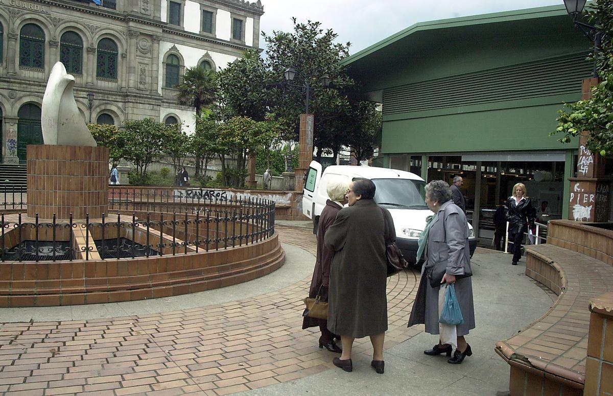 La plaza de Pontevedra en 2003, con el mercado provisional ya montado