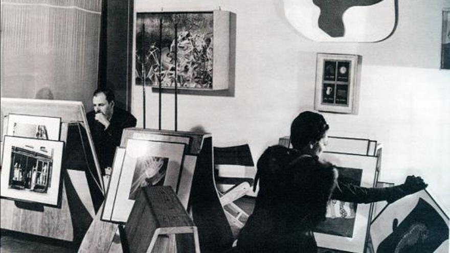 Un lienzo de Domínguez de la etapa cósmica ‘Nostalgia of Space’ en la pared, a la izquierda, con una caja como marco, junto a uno de Arp, en la inauguración de la exposición de la galería de Peggy Guggenheim en Nueva York, que la mecenas donó al MoMA.