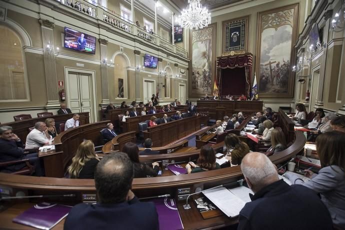 Pleno en el Parlamento de Canarias