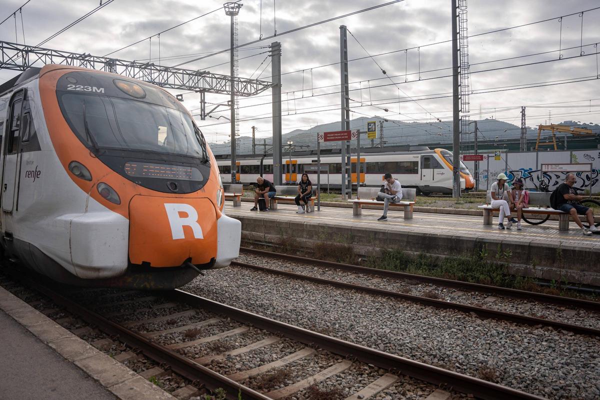 La estación de Rodalies de Montcada Bifurcació, en el primer día laborable en que vuelven a funcionar las líneas R3, R4 y R7