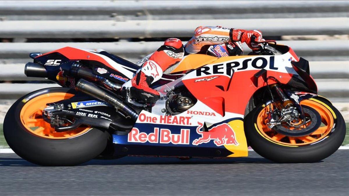 Márquez tumbando en una curva de izquierdas