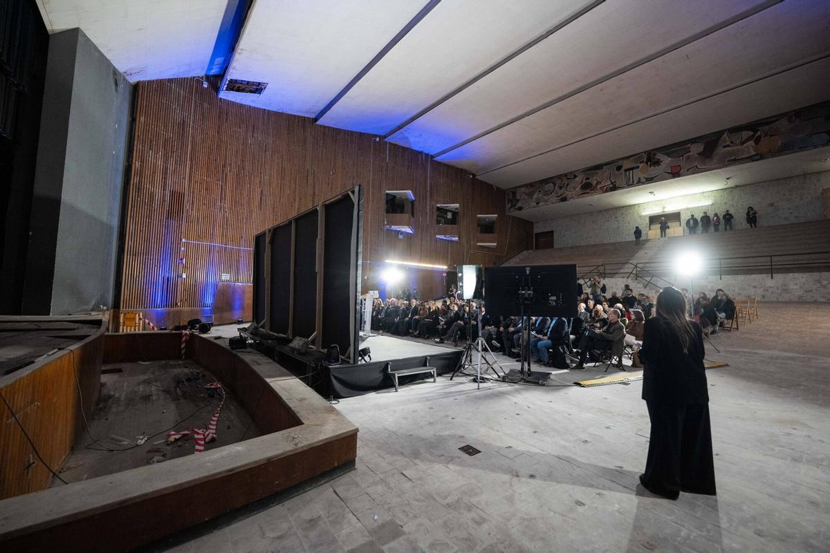 La sala del antiguo teatro de las Llars Mundet, que se convertirá en la sede del futuro centro de neurociencias BCAN, en Barcelona.