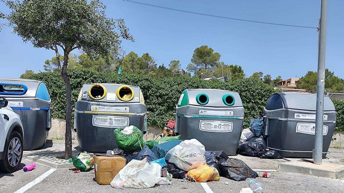 Contenedores desbordados en Sant Antoni