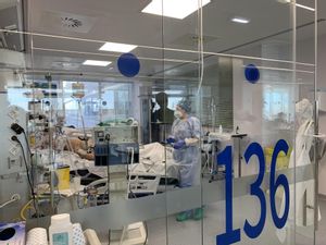 La sanitat privada s’uneix a la veus que demanen escurçar la quarantena per a asimptomàtics