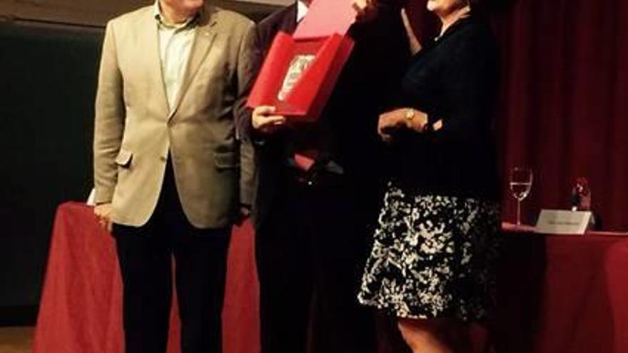 Vicente Ruiz recoge el premio de novela histórica Juan A. Cebrián