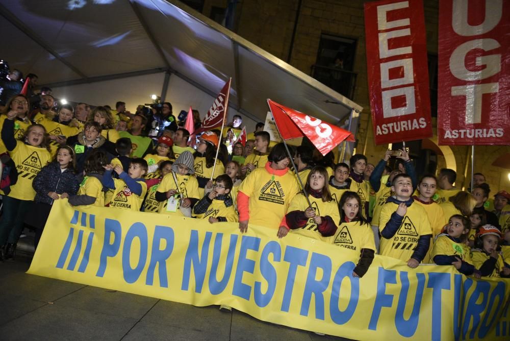 Multitudinaria marcha de "Alcoa no se cierra" en Avilés