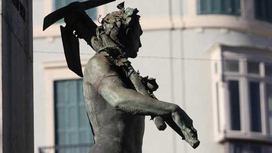 Detalle de la escultura &#039;Alegoría del Trabajo&#039; del monumento del Marqués de Larios.