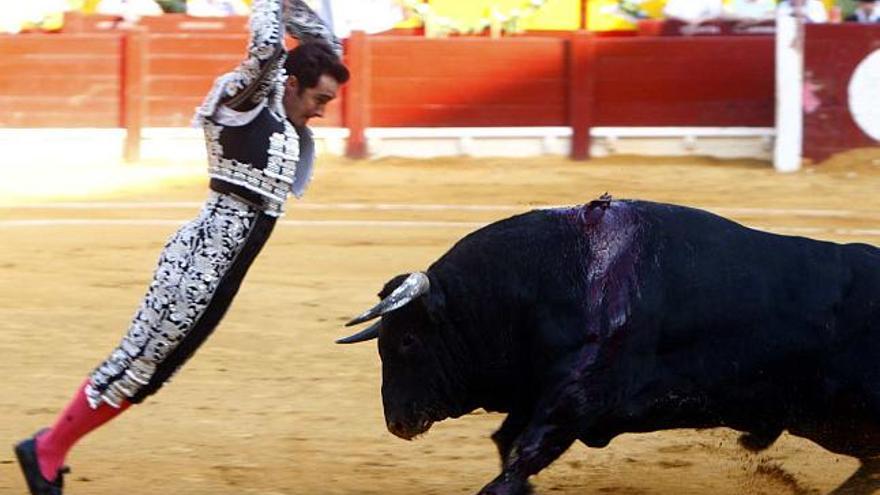 &quot;El Fandi&quot; ofreció un espectáculo al poner las banderillas.