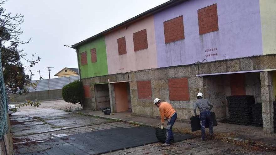 Las antiguas casas de maestros del colegio Igrexa de Chapela, que serán derribadas. // FdV