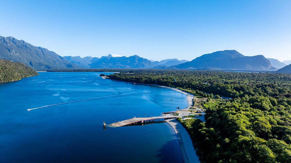 Vista aérea de la playa de Raúl Marín Balmaceda en el sector norte de la Carretera Austral.
