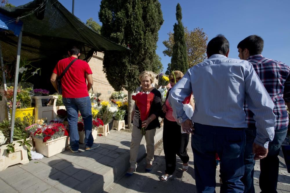 El cementerio de Alicante recibe miles de visitas en el día de los Santos