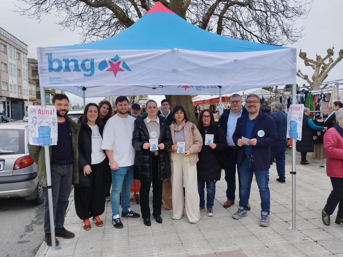 Punto de recollida de sinaturas do BNG na Feira de Paiosaco.