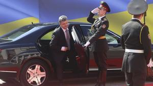 Poroshenko llega a la ceremonia de investidura como nuevo presidente de Ucrania, hoy, en Kiev.