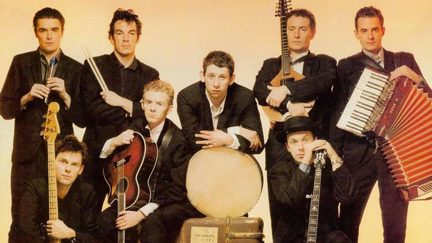 Shane MacGowan, no centro, con The Pogues.