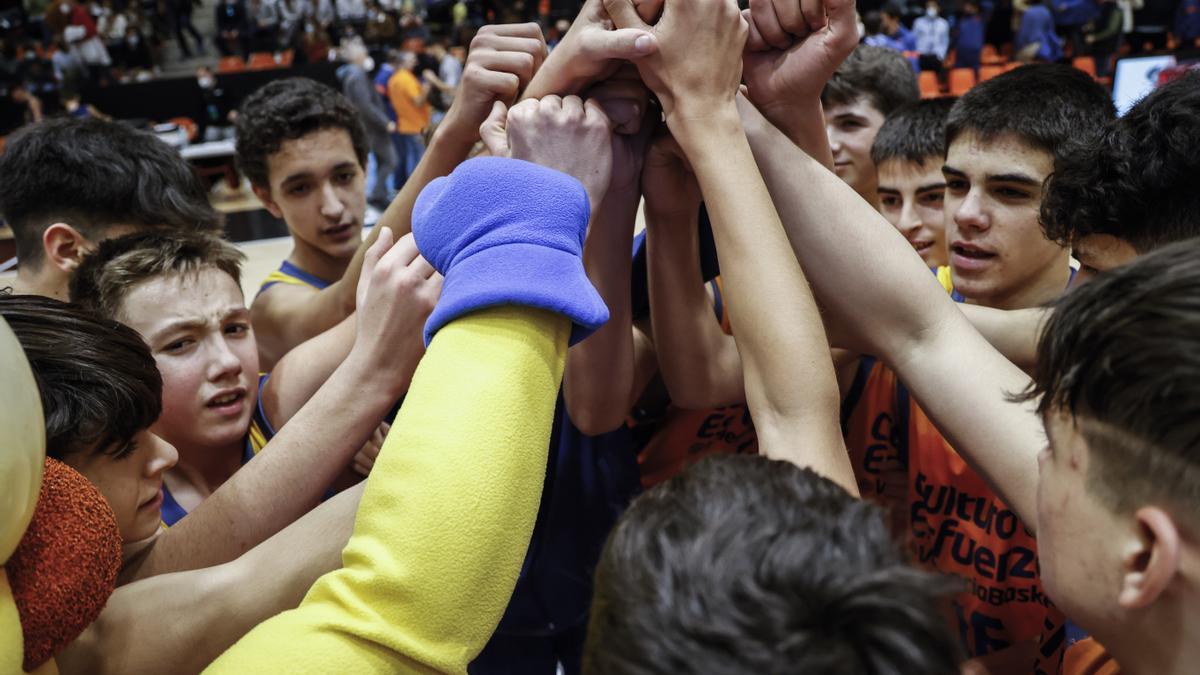 El Infantil del Valencia Basket celebra la victoria ante UCAM Murcia