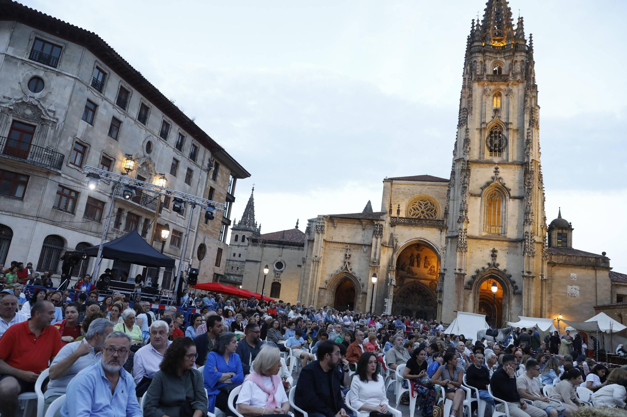 IMÁGENES: Recreacion de "El primer peregrino" en la plaza de la Catedral de Oviedo