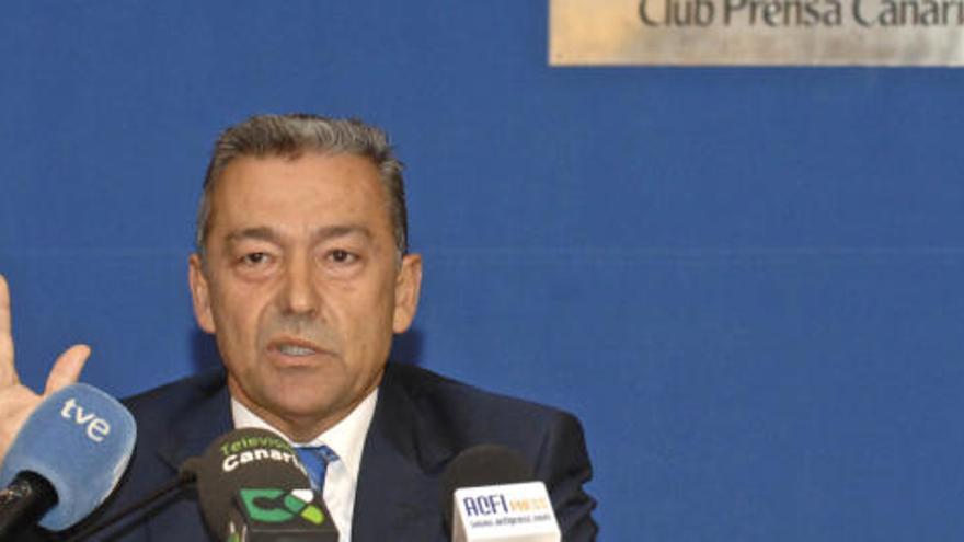 El presidente del Ejecutivo canario, Paulino Rivero, durante su conferencia en el Club de Prensa Canaria.