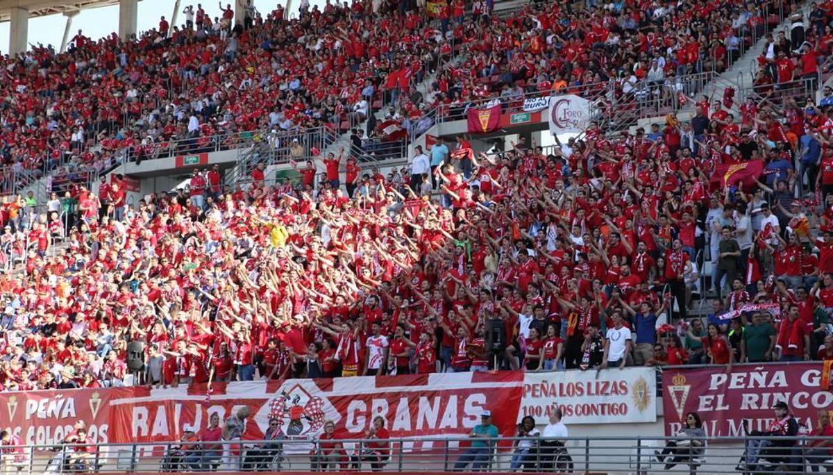 El sector más animoso de la grada de la Nueva Condomina de Murcia.