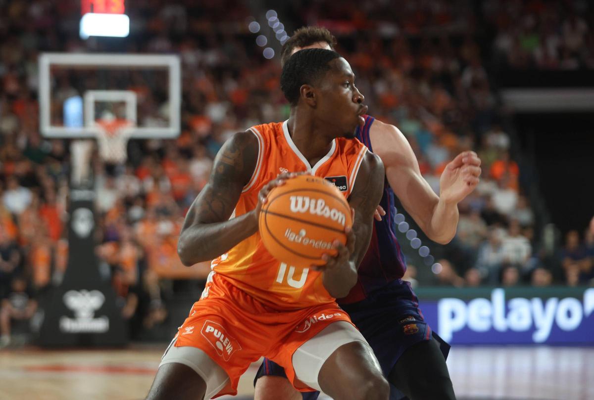 Omari Moore, en el partido ante el Barcelona en el Roig Arena.