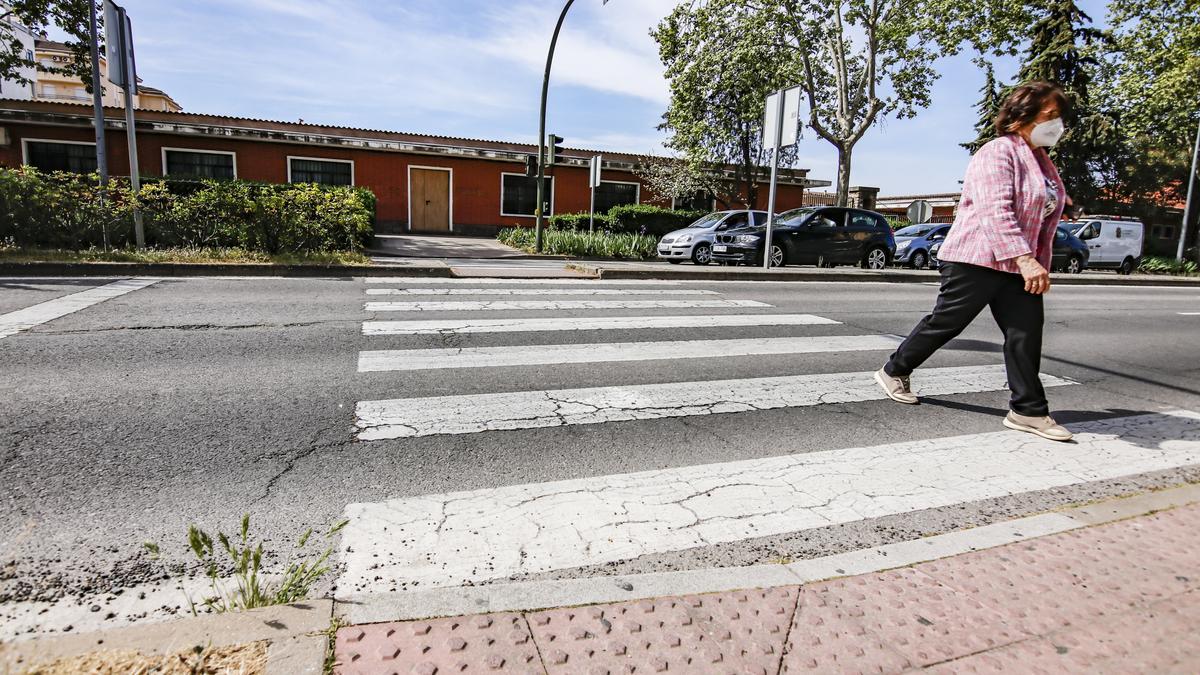 Paso de peatones con una mediana en el centro que dificulta el tránsito con una silla de ruedas.