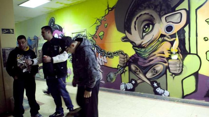 Una pared decorada con graffitis en La Madreña.