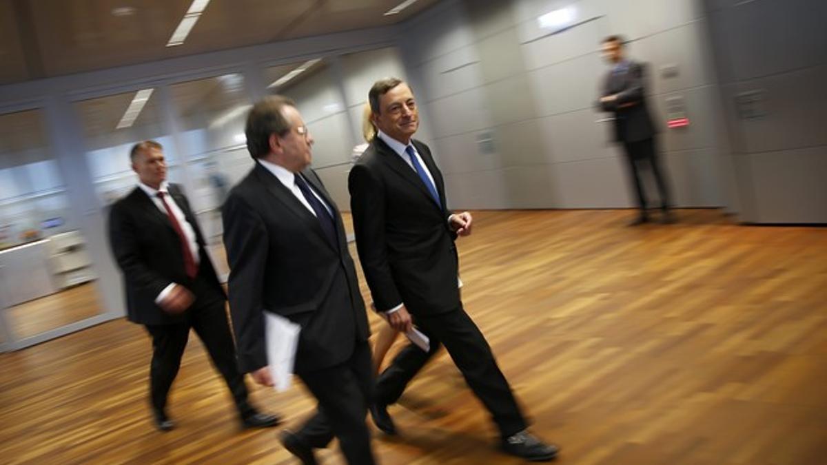 Mario Draghi llega a la rueda de prensa para anunciar medidas de apoyo a Grecia.