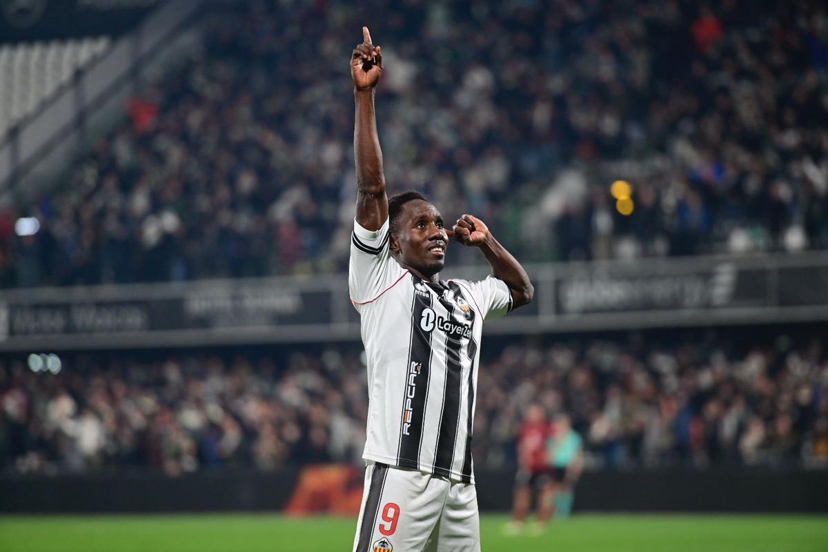 Camara, autor del segundo y tercer gol, celebra con la grada.