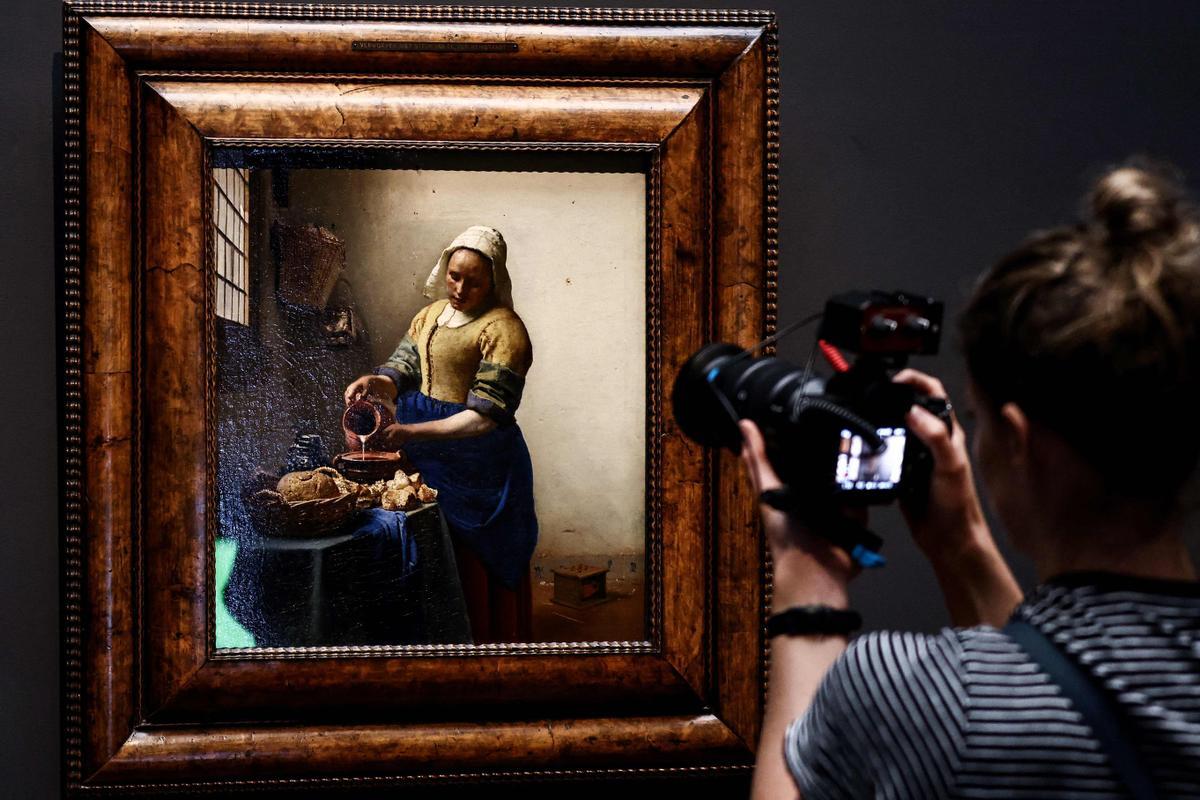 Una canasta de fuego y un estante, 350 años ocultos tras La lechera de Vermeer