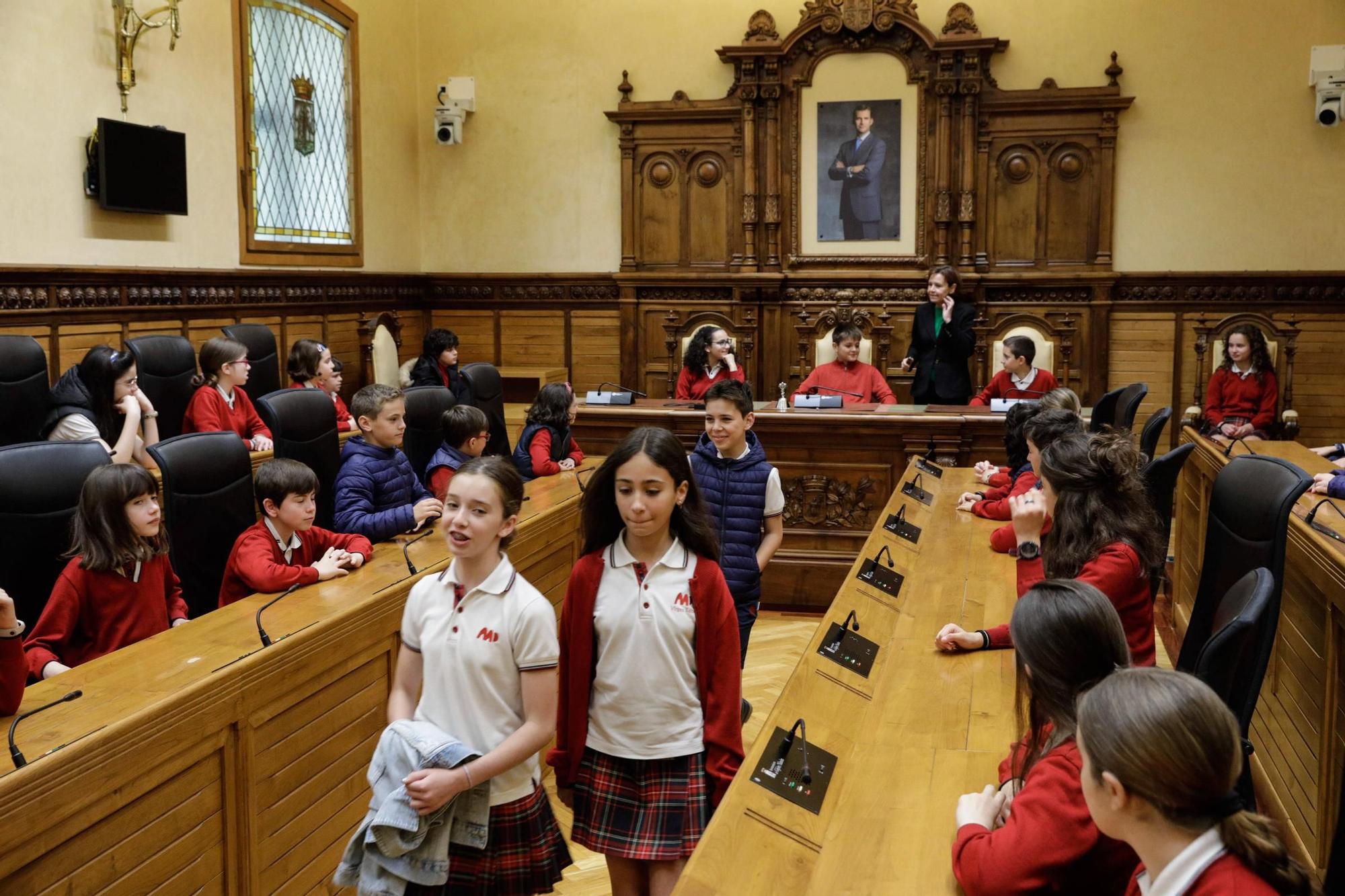 El colegio Virgen Reina visita el Ayuntamiento (en imágenes)