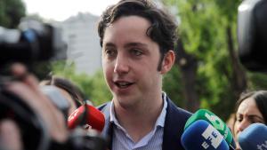 Francisco Nicolás Gómez Iglesias, el Pequeño Nicolás, acusado de liderar una trama policial para conseguir datos reservados que luego usaba para hacerse pasar por miembro del Gobierno, en la causa en la que la Fiscalía pide la mayor pena que ha solicitado para él: 9 años y 9 meses de cárcel, a su llegada al juicio celebrado este lunes en la Audiencia de Madrid. EFE/Javier Lizón