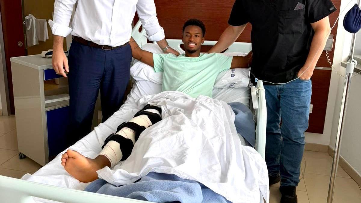 Los doctores Tomás Roca y Néstor Moreno junto a Alassan Gutiérrez, jugador del CD Tenerife, tras su cirugía de rodilla