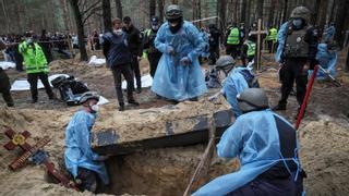 La retirada rusa del noreste de Ucrania aflora cientos de cadáveres enterrados en el bosque