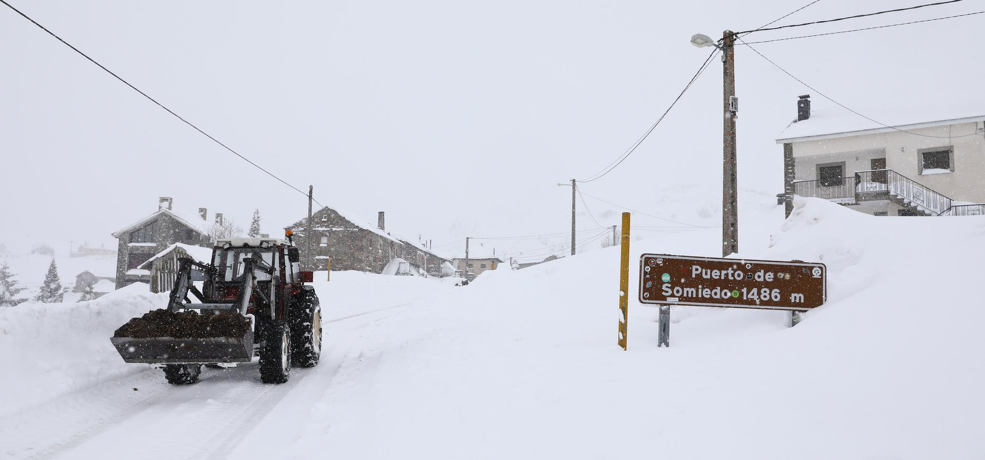 El Puerto de Somiedo, bajo la nevadona “de noviembre a marzo”