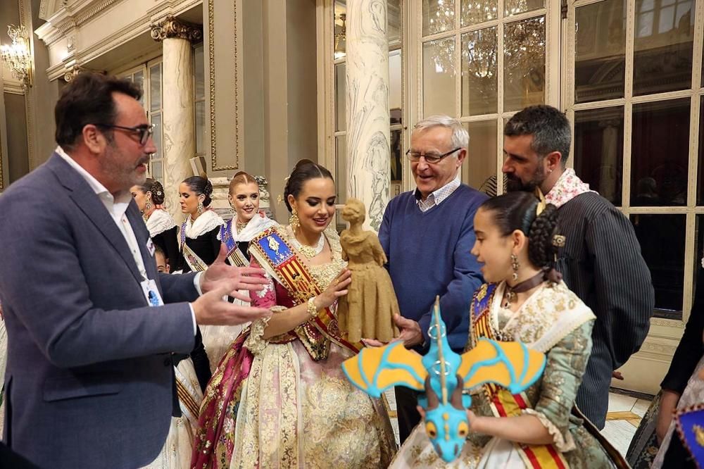 En los prolegómenos de la "mascletà", el equipo de la Universitat Politécnica de València entregó al alcalde y a la fallera mayor una figura realizada con impresión 3D y paja de arroz.