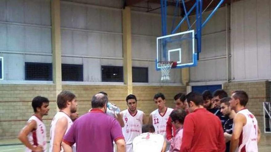 Los jugadores porriñeses, en un tiempo muerto. // @pbbbaloncesto