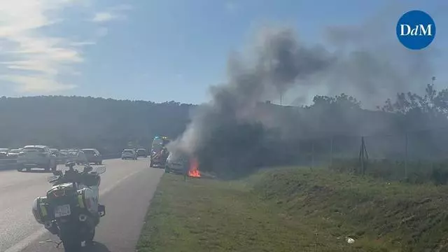 VIDEO | Un coche con una pareja y sus dos nietas pequeñas se incendia en la autopista de Inca