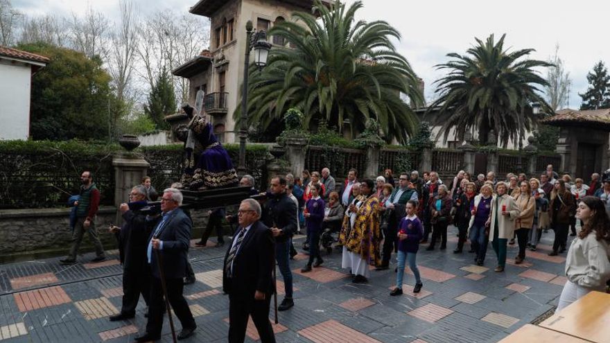 La procesión de Jesús de Galiana, ayer, camino de la iglesia de San Nicolás de Bari. | Mara Villamuza