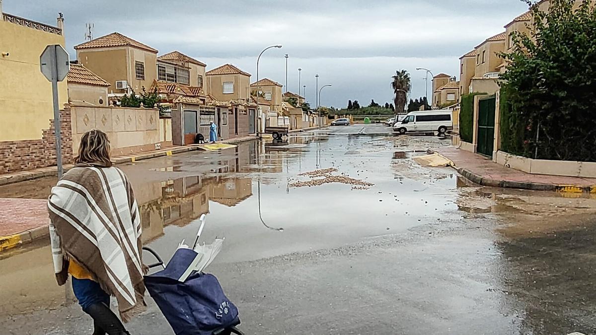 Una intensa tormenta anega Torrevieja con acumulados de hasta 78 litros por metro cuadrado