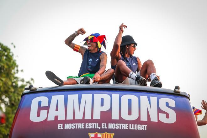 ¡De locos! Las mejores imágenes de una ciudad entregada al Barça