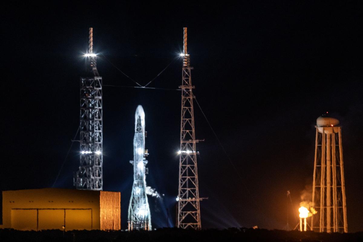 El cohete New Gleen, de Blue Origin, en la plataforma de lanzamiento.