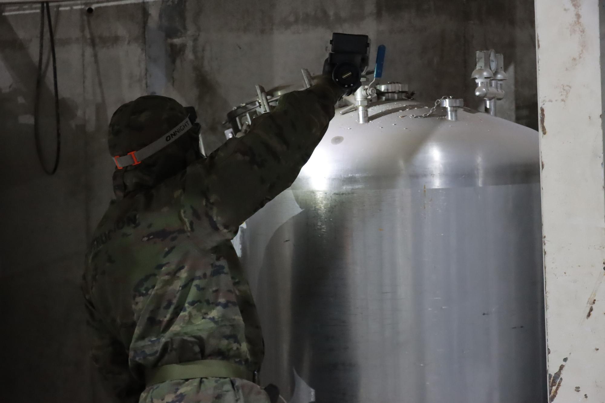 El Ejército simula un ataque químico en una fábrica de Onda