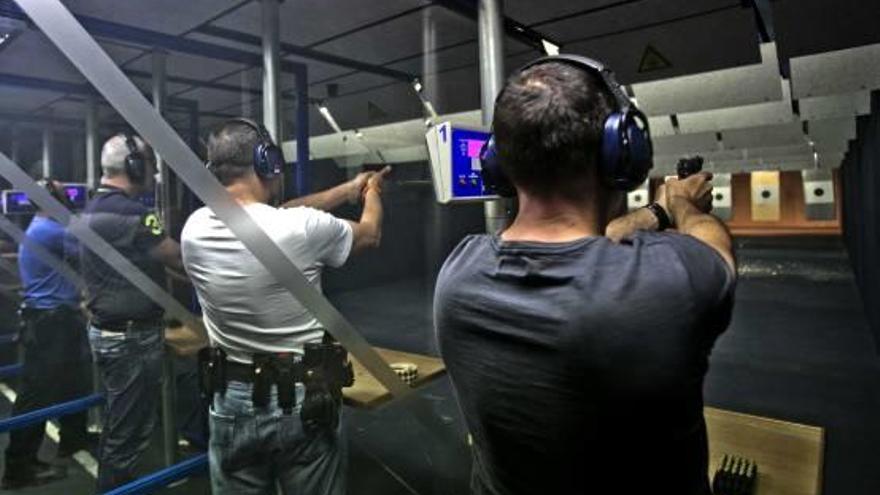 Los agentes de la Policía Local, durante una de las prácticas de tiro que realizan habitualmente.