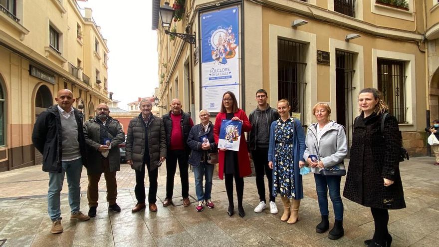 Por la izquierda, Florencio Moro, Manuel Ángel García, Armando Vizcaíno, Adolfo Valledor, Cuqui Ormazábal, Covadonga Díaz, Kiko Delgado, Natalia González, Mari Paz Iglesias y Laura Ruiz posando con el cartel del programa.