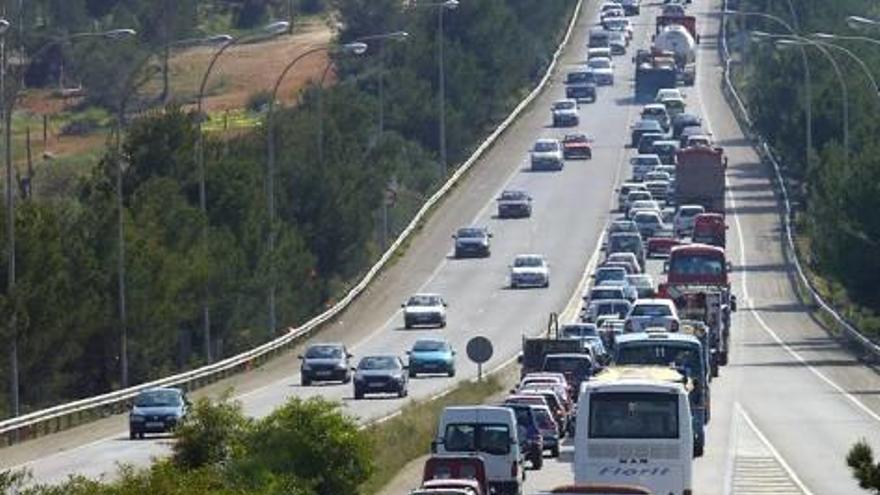 Un gran atasco en la autopista que enlaza Palma con Calvià.