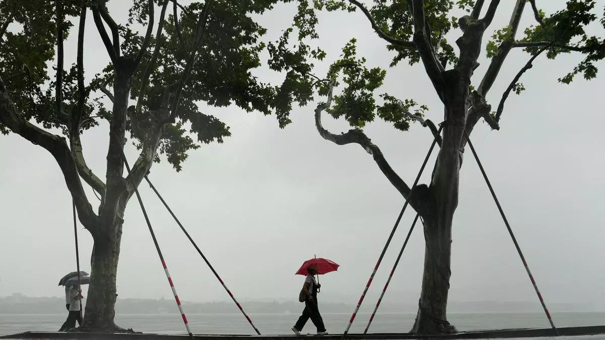 El tifón Dolphin deja lluvias récord y más de 1,6 millones de evacuados en China