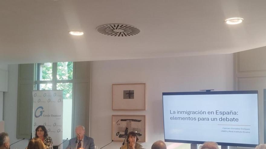 La investigadora Carmen González participa en la conferencia 'Inmigración en España: elementos para el debate'