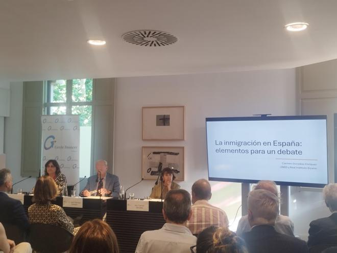La investigadora Carmen González participa en la conferencia 'Inmigración en España: elementos para el debate'