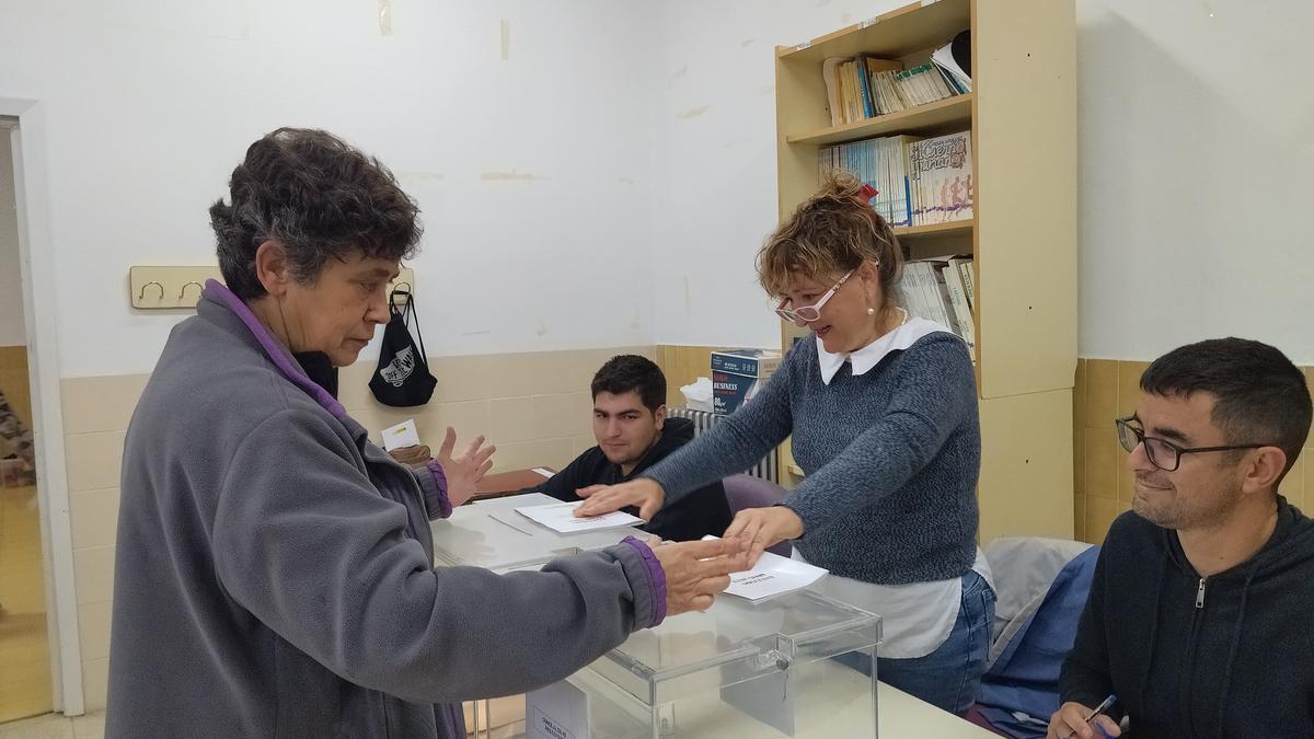 Pilar, de 64 años, vota en la Vall d&#039;Ebo